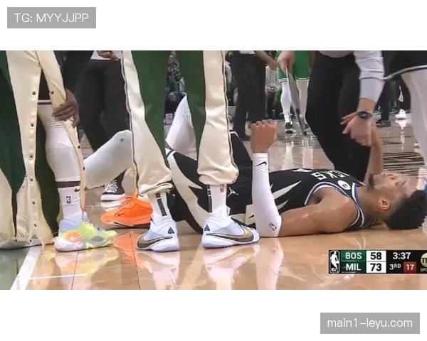 字母哥右小腿拉伤缺席,雄鹿内线统治力与转换进攻受考验